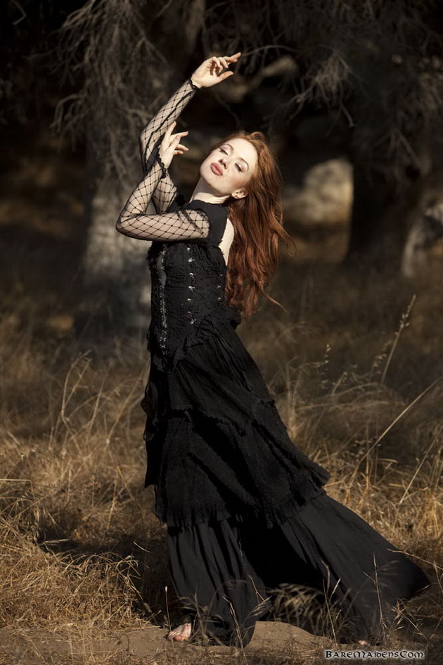 Medieval Nudity, redhead-loose-vintage-dress-04.jpg